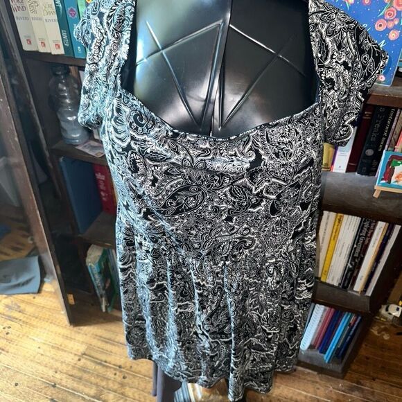 Torrid black & white Parisian floral paisley 3x babydoll top - Picture 1 of 3